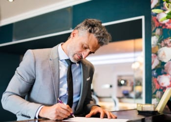 W jaki sposób linki potwierdzające rezerwację hotelu mogą przenosić dane osobowe do stron trzecich